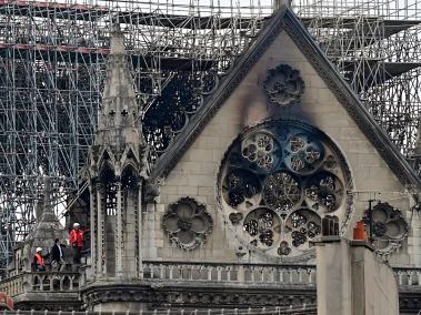 Después de un voraz incendio que tuvo lugar este lunes, inspectores revisaban este miércoles la estructura de la catedra de Notre Dame, en París.