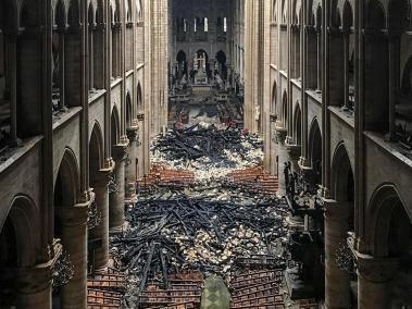 Aspecto de cómo quedó la catedral de Notre Dame en París, luego del incendio que destruyó casi todo el techo.