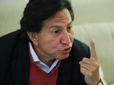 Alejandro Toledo, presidente de Perú de 2001 a 2006, fue acusado de recibir 20 millones de dólares de Odebrecht con el fin de seleccionar a esta empresa para construir una ruta en la Amazonia.