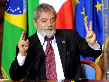 Lula da Silva, presidente brasileño de 2003 a 2010, fue sentenciado a 12 años de prisión por corrupción y lavado de dinero en el escándalo Lava Jato que, pese a involucrar otras empresas como Petrobras, se adhiere a acusaciones por Odebrecht, pues las dos entidades buscaban beneficios mutuos en contratos: Odebrecht ‘contrataba’ a Petrobras y esta repartía las coimas, una de las cuales, según la investigación, recibió Lula en forma de lujosa residencia.