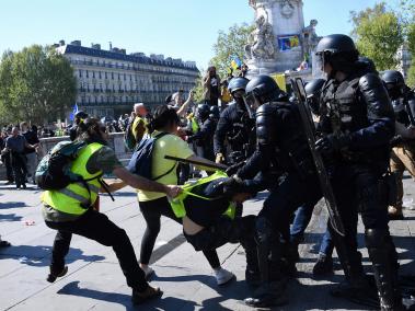 A las ya tradicionales marchas de los ‘chalecos amarillos’ en varias ciudades de Francia se han ido uniendo manifestantes de ultraderecha que siembran el caos y hacen que estas convocatorias se conviertan realmente en actos vandálicos.