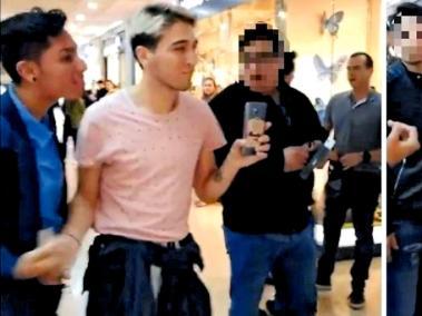 Imágenes del video que se hizo viral del ataque de un hombre a una pareja gay en el centro comercial Andino.