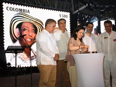 El momento de presentación de la estampilla conmemorativa del centenario del natalicio de Alejo Durán, encabezado por el presidente Iván Duque, en el escenario del Parque de la Leyenda.