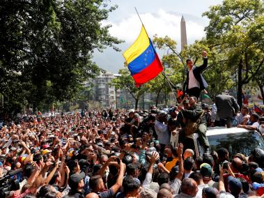 Guaidó habla con sus partidarios en Caracas.