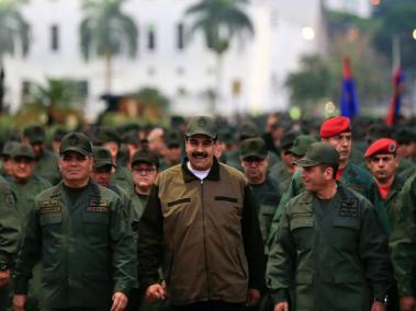 El presidente Maduro, con el ministro de Defensa, Vladimir Padrino (izq.), y Remigio Ceballos, el comandante operacional de las fuerzas armadas, en el Fuerte Tiuna, en Caracas.