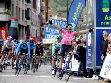 Carlos Quintero y su victoria en la primera etapa de la Vuelta a Asturias.