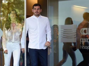 Iker Casillas al salir del hospital este lunes de la mano de su esposa Sara Carbonero.