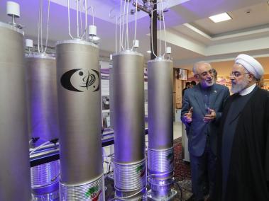 El presidente de Irán Hassan Rouhani (i.) dialoga con el líder de la organización de tecnología nuclear del país, Ali Akbar Salehi. El país persa no respetará los límites acordados en 2015 sobre uranio enriquecido y agua pesada.