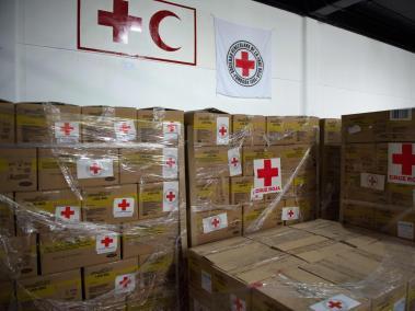 Cientos de cajas con ayuda humanitaria para Venezuela se encuentran en la sede de la Cruz Roja de Caracas.