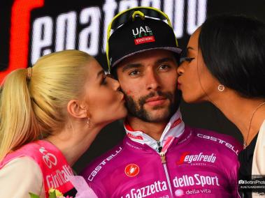 Fernando Gaviria, en el podio del Giro, este lunes, tras el triunfo de etapa.