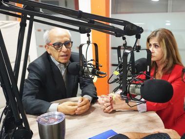 Los editores Edulfo Peña, de la sección Política y Marisol Gómez, de Justicia, conversan con el director de la Escuela Multimedia de EL TIEMPO, Carlos Solano.