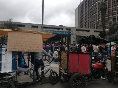 Protesta de recicladores frente al SUPERCADE de la 30 con 26 contra el cierre de bodegas6