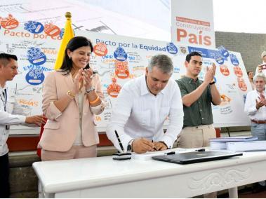 El presidente Iván Duque sancionó en Valledupar la ley del Plan Nacional de Desarrollo.
