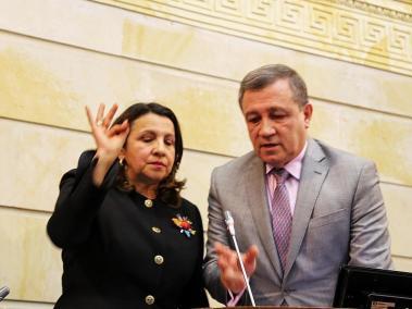 Soledad Tamayo, nueva senadora por el Partido Conservador y el presidente del Senado, Ernesto Macías, en la posesión como congresista de la república