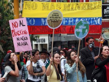 Manifestantes protestaron ayer, mientras se realizaba la audiencia del Consejo de Estado, contra la autorización del ‘fracking’ en Colombia.
