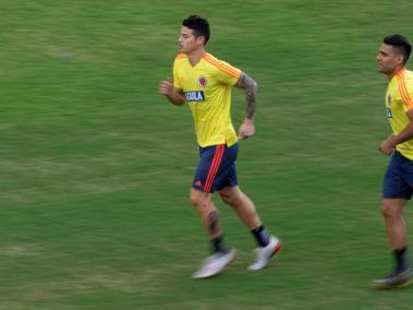 James Rodríguez y Falcao García fueron el foco de las miradas por parte de la prensa en el primer entrenamiento oficial de Colombia en Salvador.