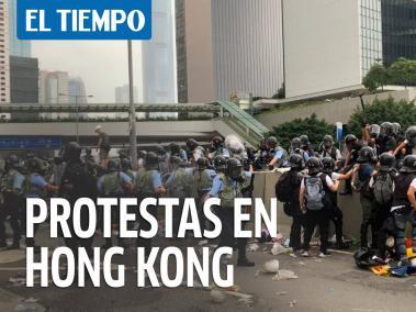 Violentos enfrentamientos estallaron el miércoles en Hong Kong cuando la policía trató de impedir que los manifestantes contra un proyecto de ley que autorizaría las extradiciones a la China continental trataron de irrumpir en el Parlamento de la ciudad.