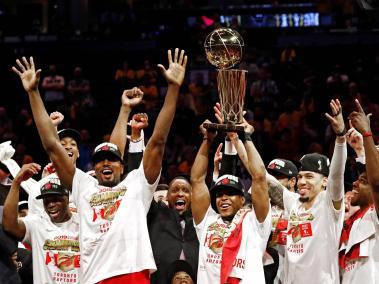 El escolta de los Raptors de Toronto, Kyle Lowry (c) sostiene el trofeo del Campeonato de la NBA, luego de vencer a los Golden State Warriors en el sexto partido de la final a los Golden State Warriors. 
LARRY W. SMITH