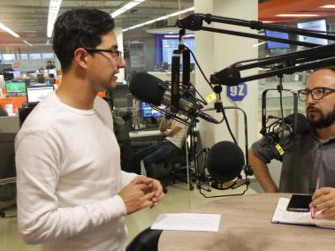 Cristian Ávila, periodista de la sección Nación, habla con el editor Carlos Solano.