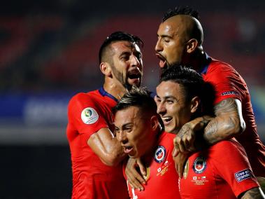 Los jugadores de Chile celebran uno de los goles.