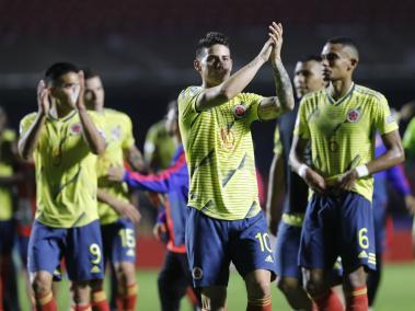 Los jugadores de la Selección Colombia celebran el triunfo.