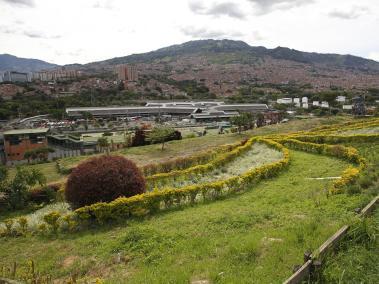 Esta es la panorámica que se logra ver desde el cerro principal del barrio Moravia, ubicado en la zona nororiental de Medellín, el lugar funcionaba en los 70 como un botadero municipal.