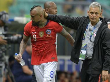 El seleccionador de Chile, el colombiano Reinaldo Rueda, espera que Arturo Vidal (izq.) supere una molestia física.
