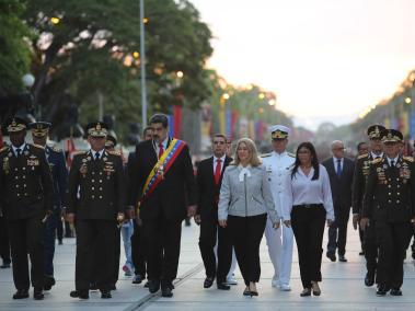Nicolás Maduro (3}i.), durante un acto con militares en conmemoración del 198º Aniversario de la Batalla de Carabobo y Día del Ejército este lunes, en Carabobo (Venezuela).