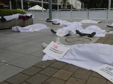 La protesta la hicieron en contra de los asesinatos a líderes sociales, defensores de derechos humanos y el incremento de los homicidios en Medellín.