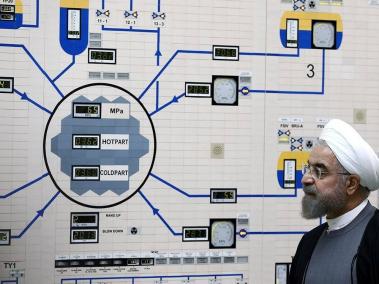 Fotografía de archivo realizada el 13 de enero de 2015 que muestra al presidente iraní, Hasán Rohaní, durante una visita a la planta nuclear de Bushehr en el sur de Irán.