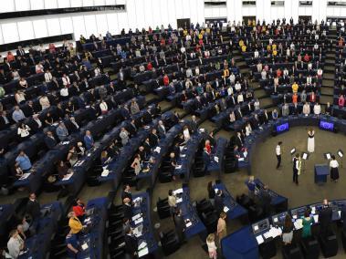 La primera sesión del recién compuesto Parlamento Europeo, donde eurodiputados del partido del Brexit dieron la espalda mientras suena el himno europeo, este martes en Estrasburgo (Francia).