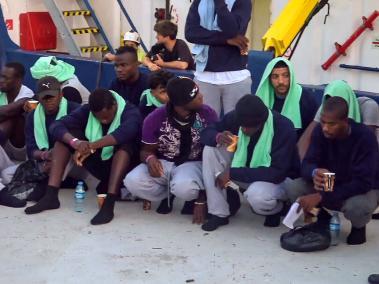 Cuarenta migrantes permanecieron a bordo del barco de la ONG alemana Sea Watch ante la negativa de Italita de dejarlos entrar.