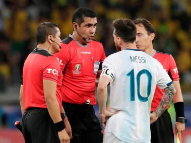 Roddy Zambrano y sus asistentes Christian Lescano y Byron Romero, hablan con Lio Messi, tras el cuestionado trabajo.