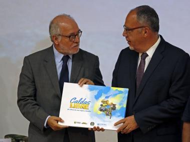 El gobernador de Caldas, Guido Echeverri, recibiendo la certificación de manos del delegado de la UNODC, Pierre Lapaque.