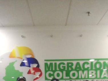 Carlos Mario Jiménez, alias Macaco, presentado por Migración Colombia en Bogotá.