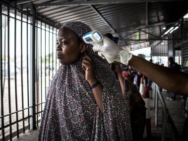 Un trabajador de la salud mide la temperatura de una mujer en la localidad de Goma. La fiebre es uno de los primeros síntomas del ébola.