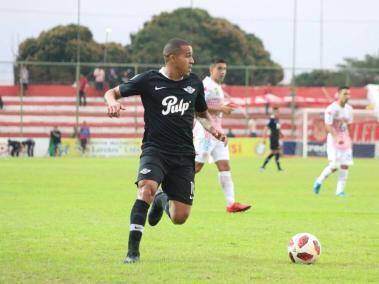 Macnelly Torres, jugador de Libertad de Paraguay, que enfrenta a Gremio de Porto Alegre. En el equipo uruguayo también está Alexánder mejía.