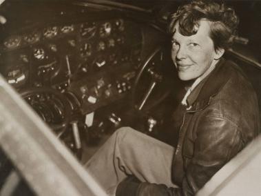 Amelia Earhart sentada en la cabina de su avión Lockheed Electra en 1936.