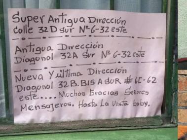 El curioso cartel de un vecino del barrio Horacio Orjuela /  Transversales, diagonales y letras suelen confundir a los ciudadanos a la hora de ubicar direcciones.