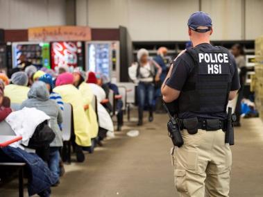 Algunos de los inmigrantes detenidos el miércoles en varias redadas en Misisipi.