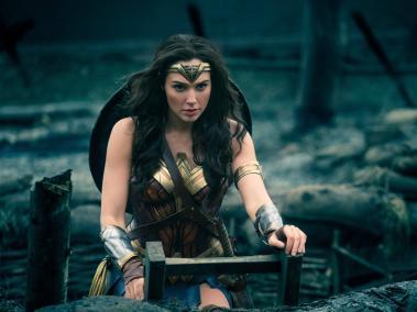 Gal Gadot, segunda mujer y la décima persona mejor pagada de Hollywood, ganó 10 millones de dolares al protagonizar la secuela de la Mujer Maravilla, 'Wonder Woman: 1984' la cual se estrenará en noviembre de este año.