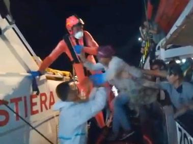 Las autoridades italianas acogerán al bebé que se encuentra a bordo del barco de la ONG española Open Arms y que necesitaba ser evacuado urgentemente por problemas respiratorios, y a su familia, que fueron trasladados a la isla de Lampedusa.