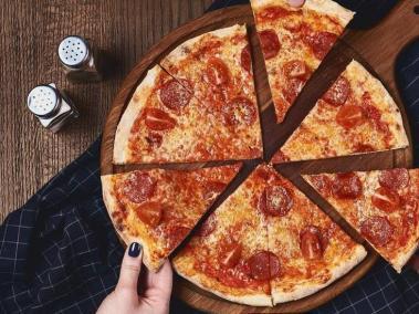 Dos trozos de pizza tienen cerca de 10 gramos de grasas saturadas.