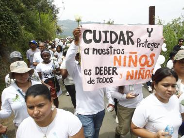 En Villatina, en la comuna 8 de Medellín, una multitud se congregó para hacer homenaje y pedir justicia por los dos niños asesinados esta semana. 
“Los niños no se tocan” fue una de las proclamas entonadas por la comunidad de la comuna 8.