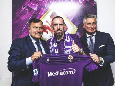 El jugador francés y la camiseta de Fiorentina.