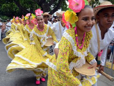 El tradicional desfile de piloneras suele abrir la programación del Festival de la Leyenda Vallenata.