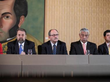 Timoteo Zambrano, Felipe Mujica, Claudio Fermin y Luis Augusto Romero, 'opositores' firmantes del acuerdo de una mesa de diálogo nacional en Caracas con el régimen de Nicolás Maduro.