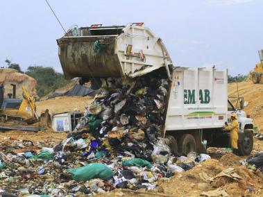 Al basurero El Carrasco llegan 1.000 toneladas de basura al día de 17 municipios de Santander. El sitio está en proceso de cierre.