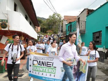 Daniel Quintero haciendo campaña en el barrio Buenos Aires, de Medellín