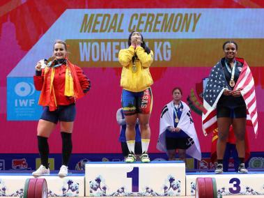 Leidy Solis (centro), oro en los 81 kilos del Mundial de Pesas.